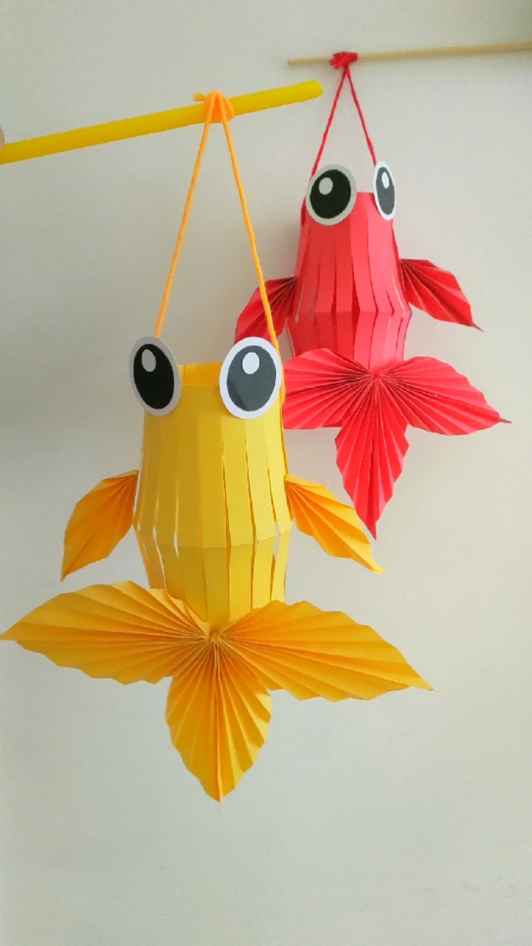 元旦快到了,用卡纸做个金鱼灯笼