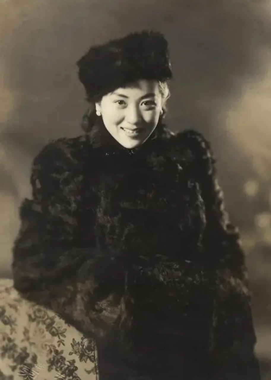 民国十大美女之一:上官云珠的一张罕见老照片.
