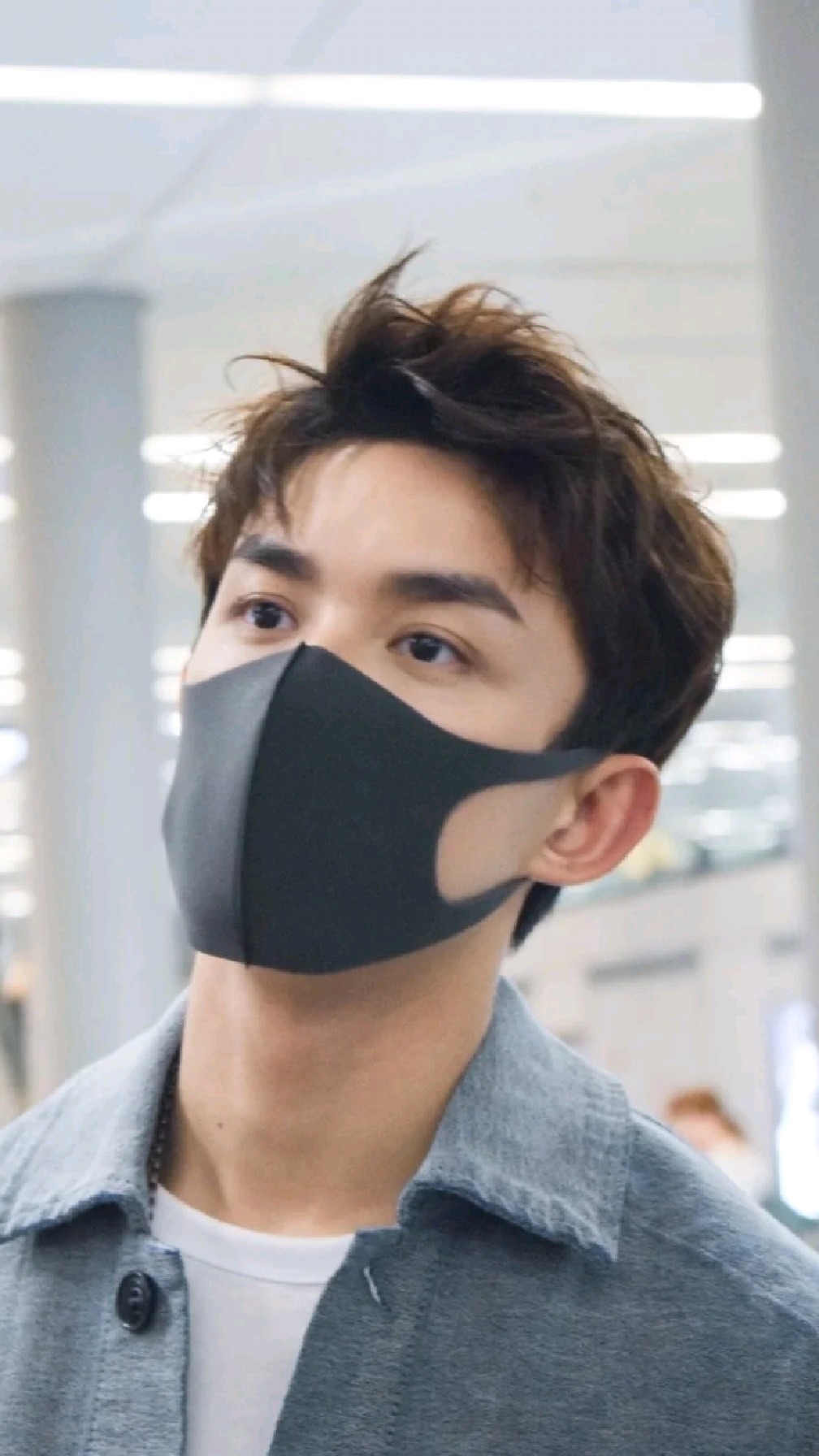 吴磊摘口罩都这么帅