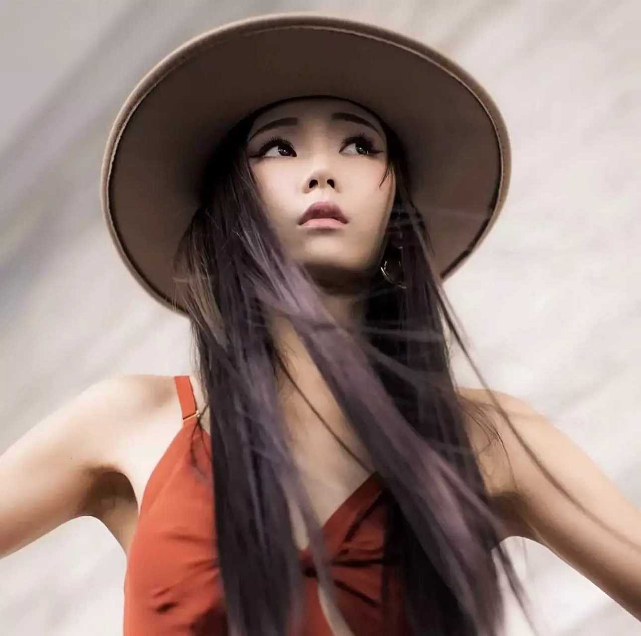 近日,昔日港姐tvb前女星简淑儿晒出了两张比基尼照片,让众人惊艳.