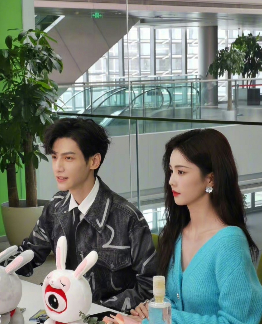 白鹿罗云熙新浪扫楼生图,现代装二人组同框.