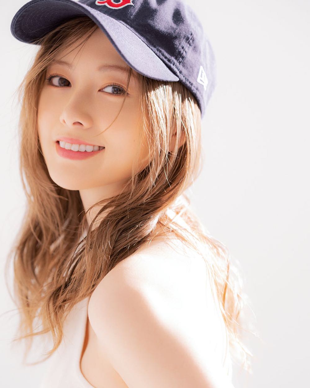 白石麻衣肤白貌美,眸含秋水,惹人怜爱