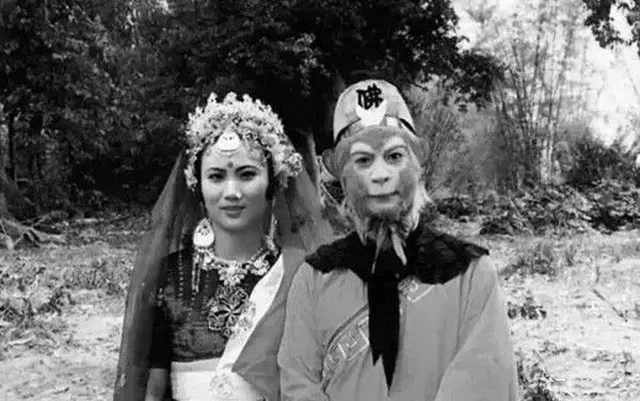 六小龄童和于虹的珍贵合照 一个是《天竺收玉兔》里的妖怪王后,一个是