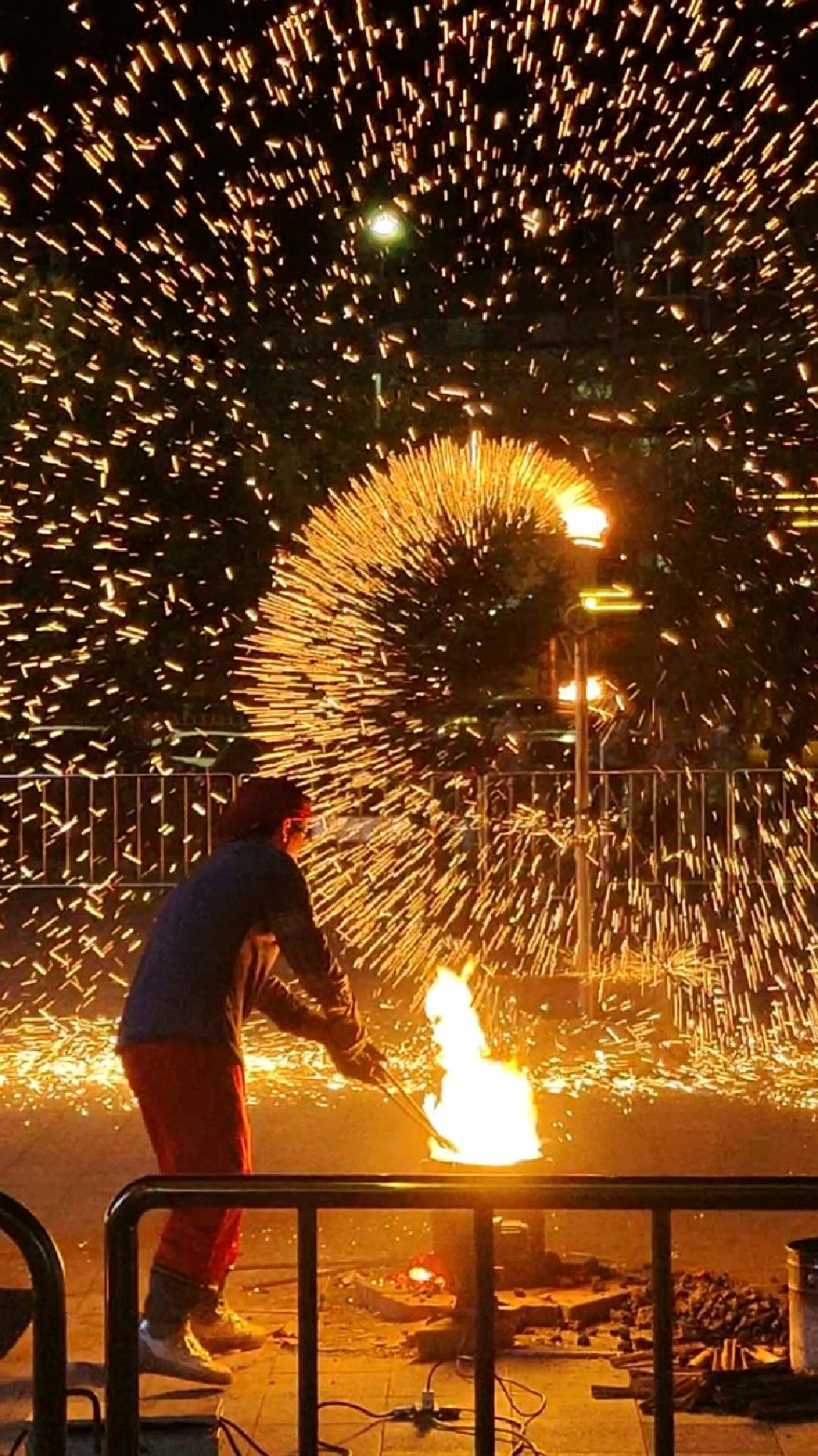 武威万达元旦之夜千年绝技打铁花-度小视