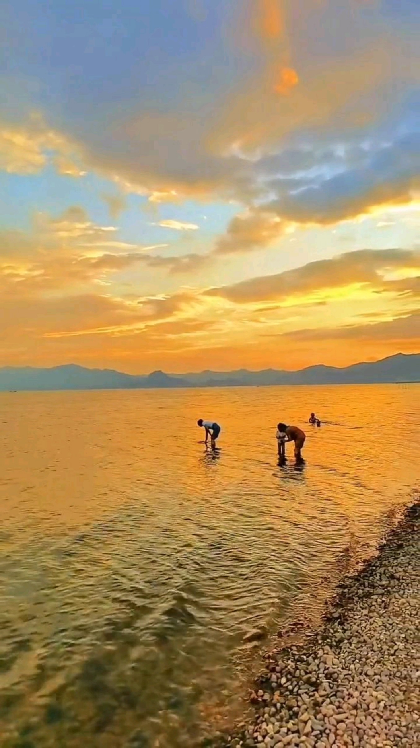 抚仙湖,海滩公园,落日余晖映晚霞,一抹夕阳美如画