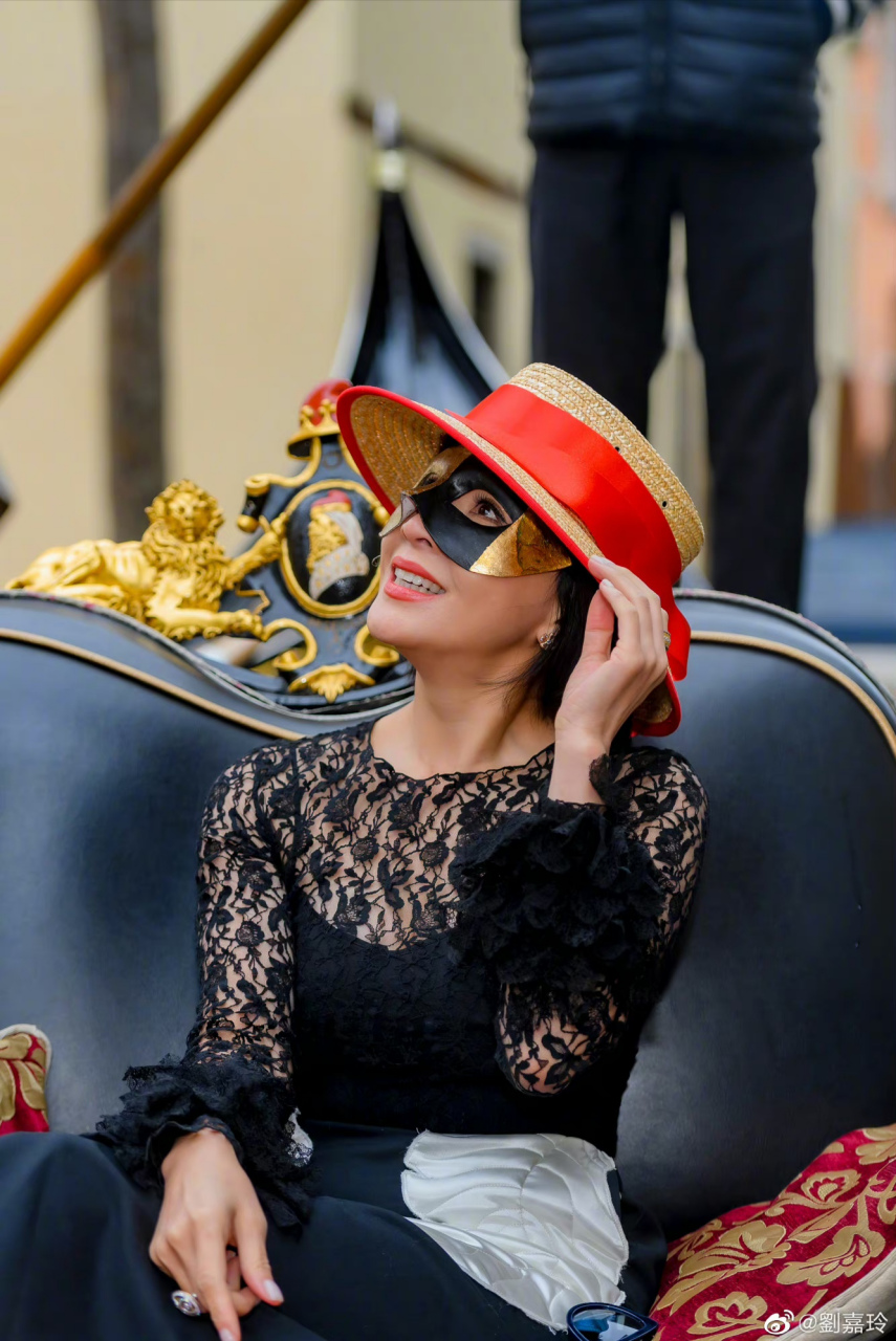 刘嘉玲在威尼斯坐小艇游玩,心情超好!