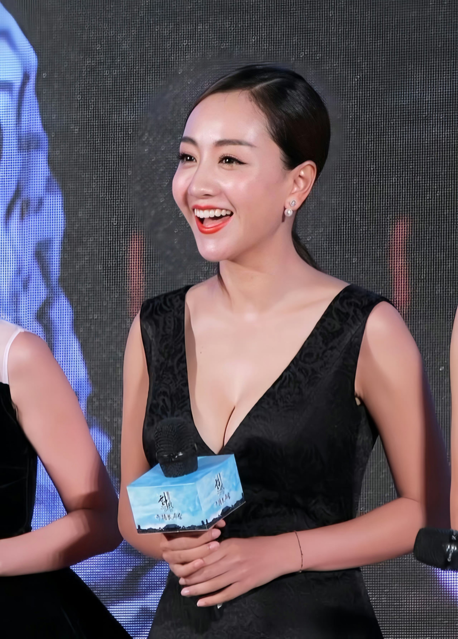 杨蓉早年《云中歌》发布会现场,年轻时好美.