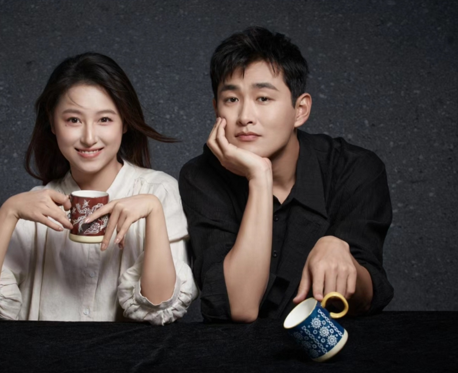 别看王彦霖长相不算帅气,但他性格好演技也在线,娶的老婆也是特别耐看