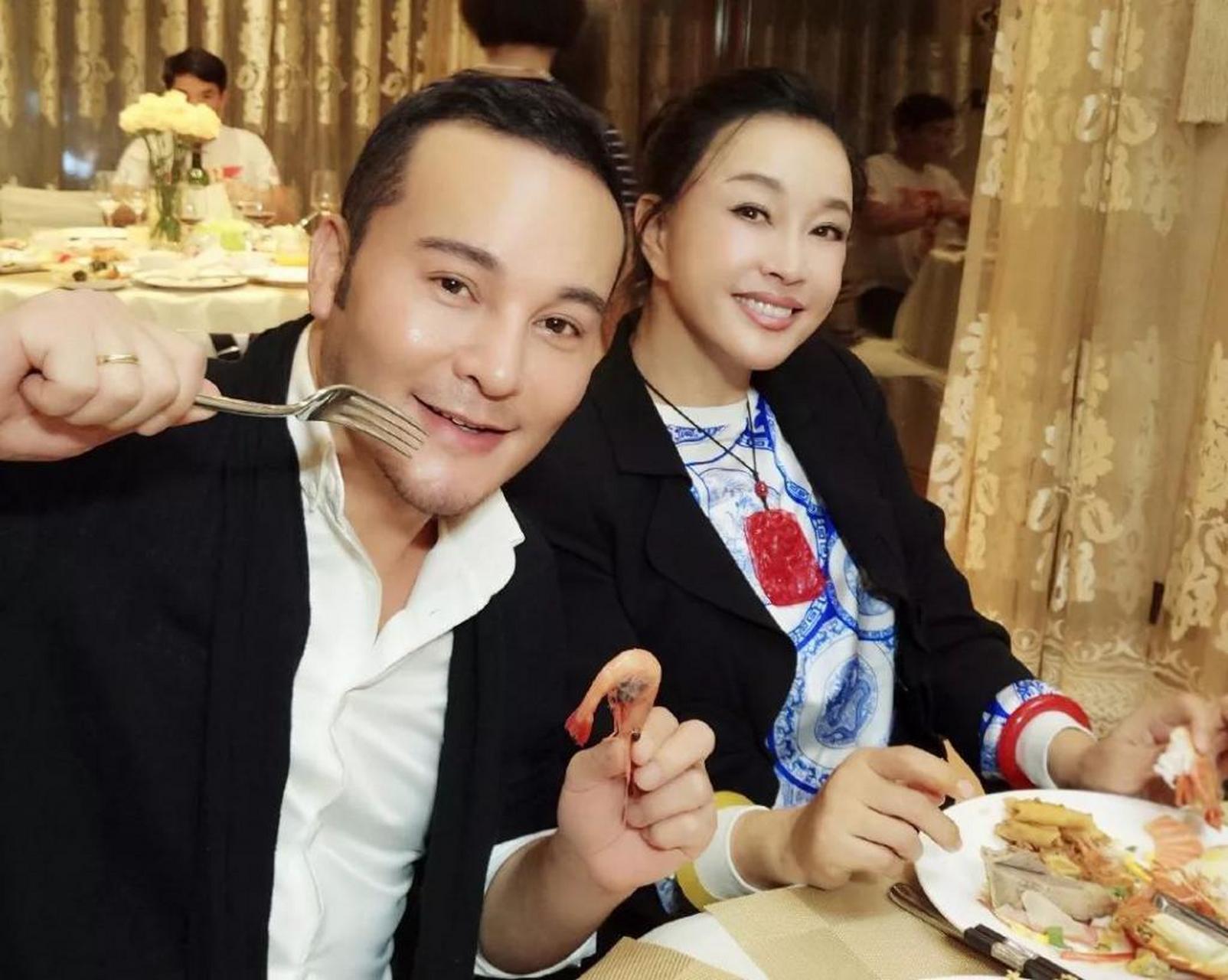 刘晓庆和毛戈平再聚首,两人的容貌都发生了翻天覆地的变化.