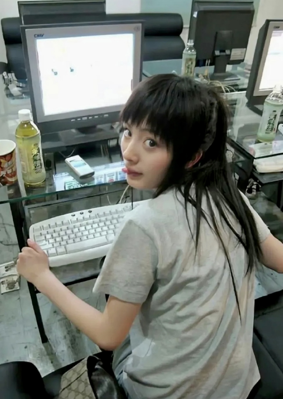 这是杨幂的高中时期吧!一直就是美女.