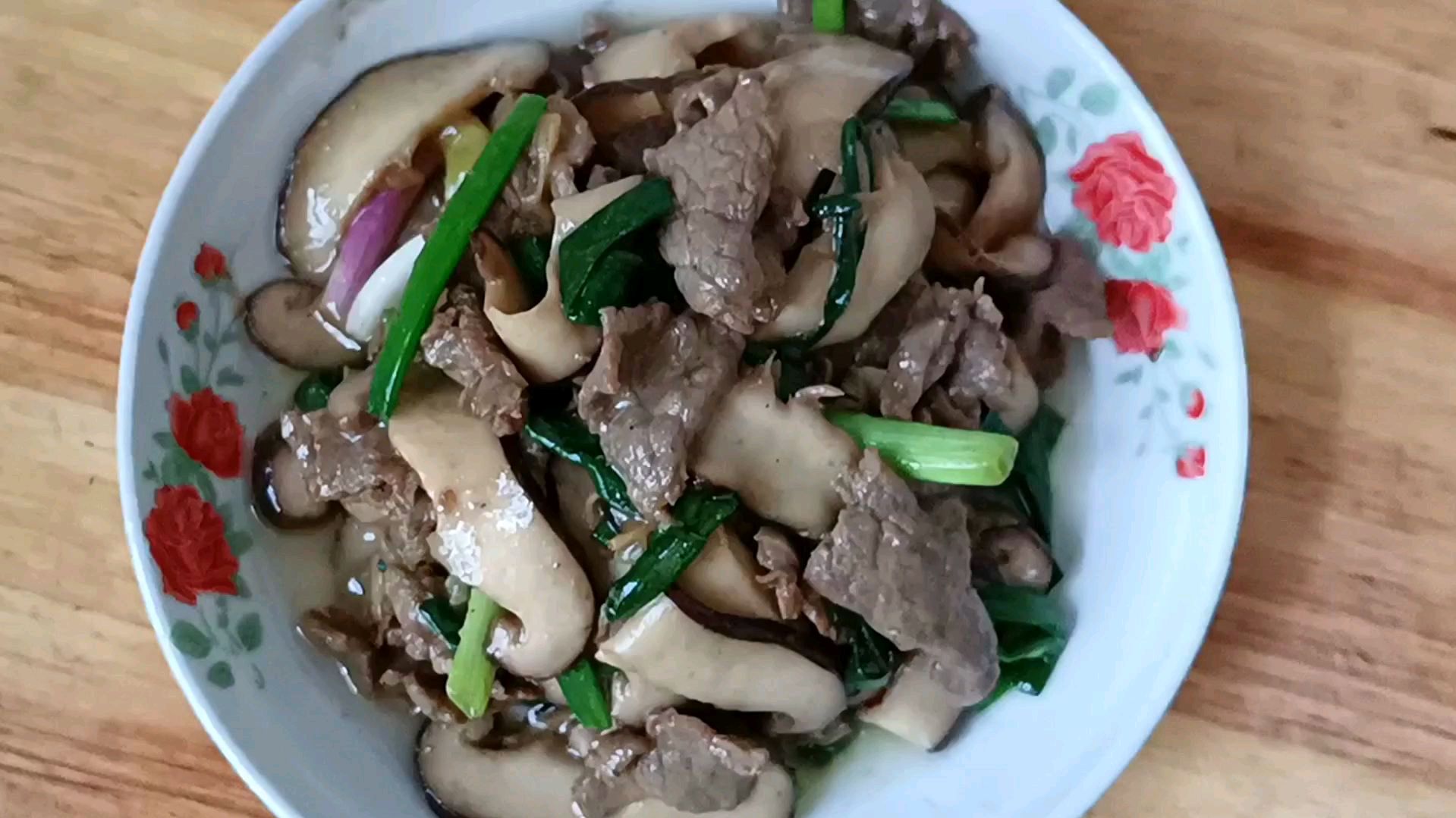 家常菜:香菇炒牛肉,牛肉嫩滑爽口,再来一碗米饭真解馋