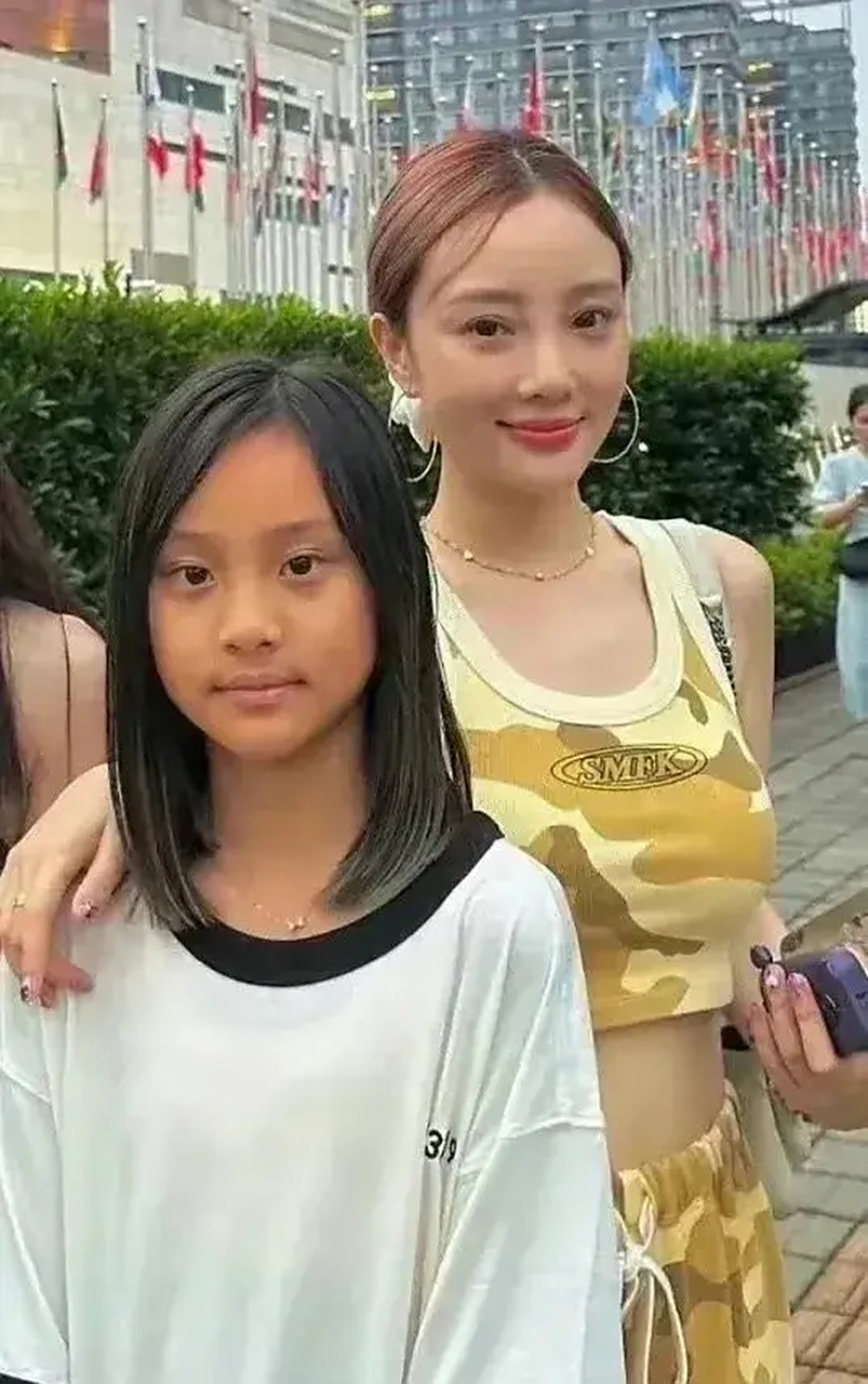 女星李小璐晒女儿甜馨近照!