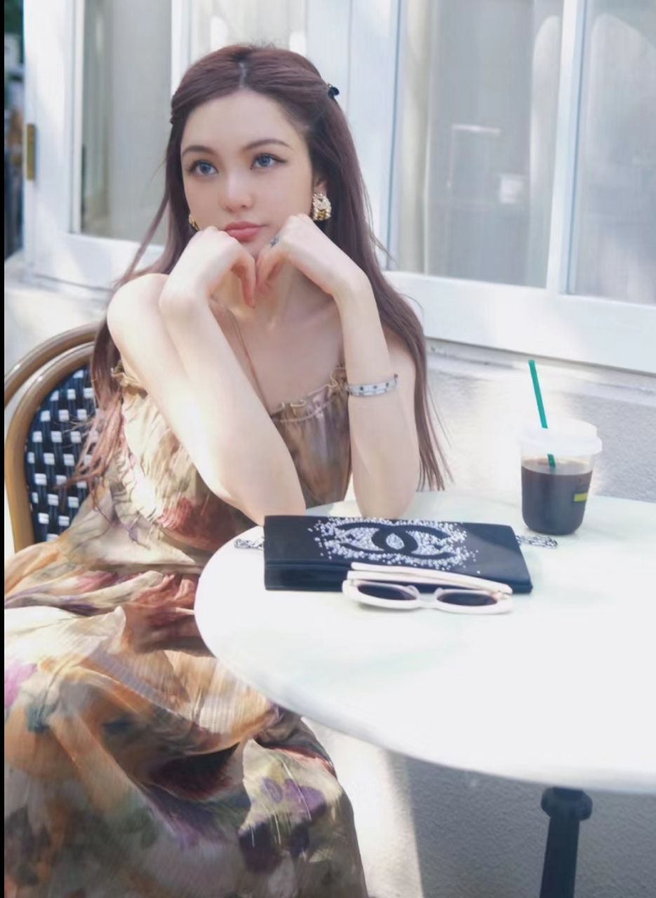 周扬青晒悠闲下午茶时光,出去喝咖啡也要打扮精致,穿上连衣裙和高跟鞋