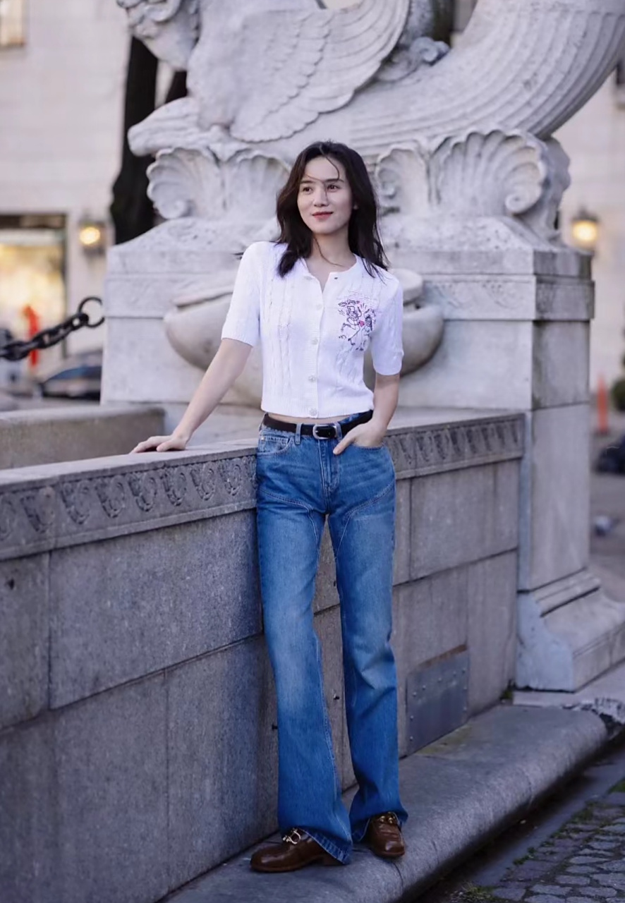 宋佳在街头外拍气质太潇洒,白t恤加牛仔裤就很时髦,简单干净的美感很