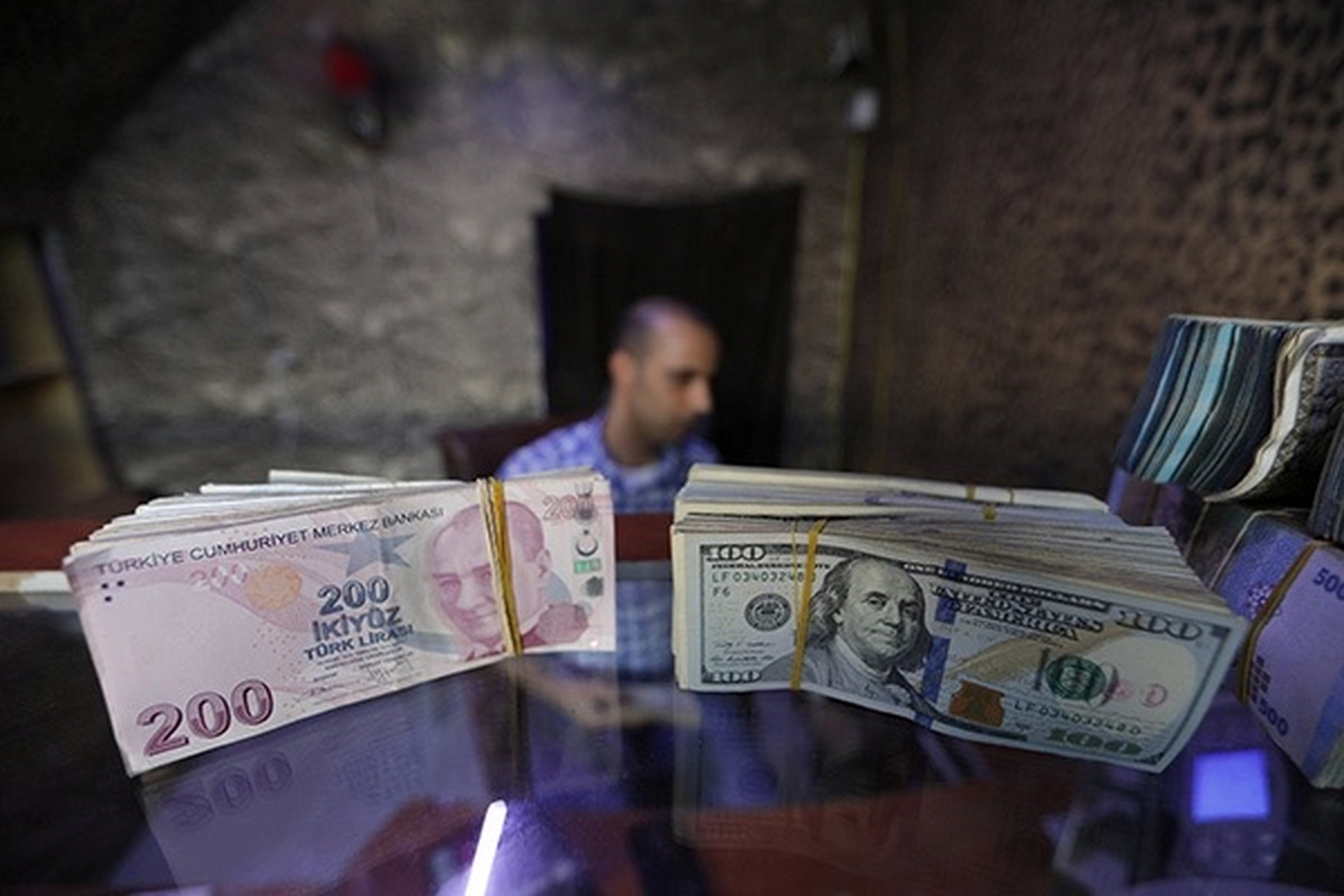 在叙利亚民间市场,1美元兑换11450叙利亚镑,叙利亚货币无限接近崩溃