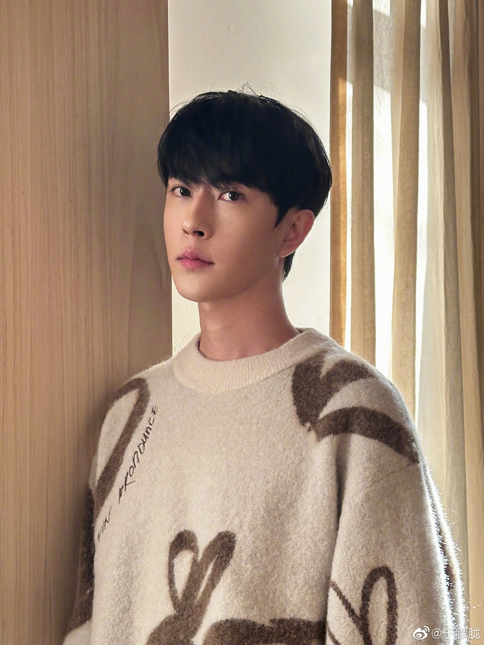 于朦胧2023年的第一条微博,这套衣服越看越好看,衣服不错,给人一种