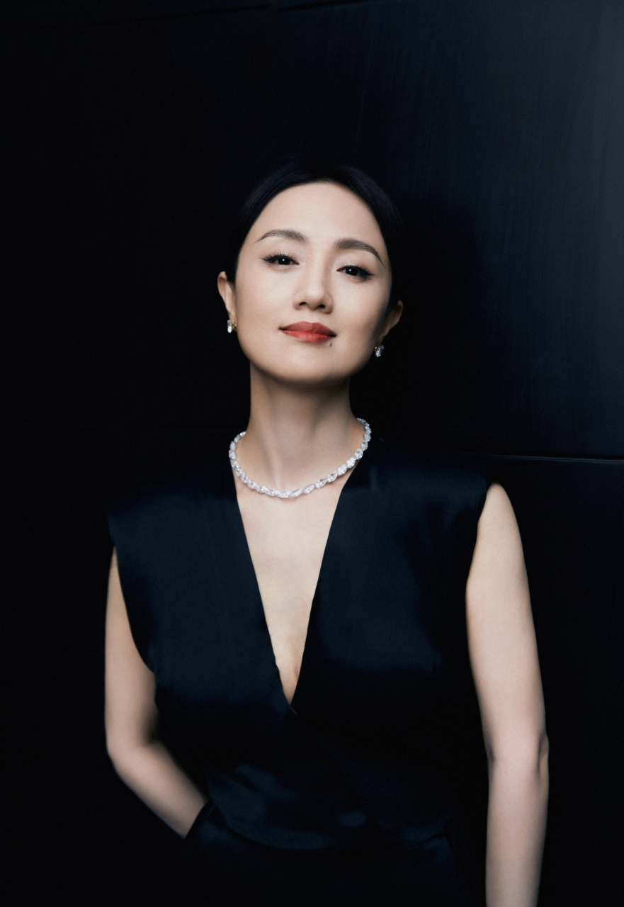 朱媛媛,一位知性又美丽,稳重又低调的实力派女星,身穿黑色服饰的她