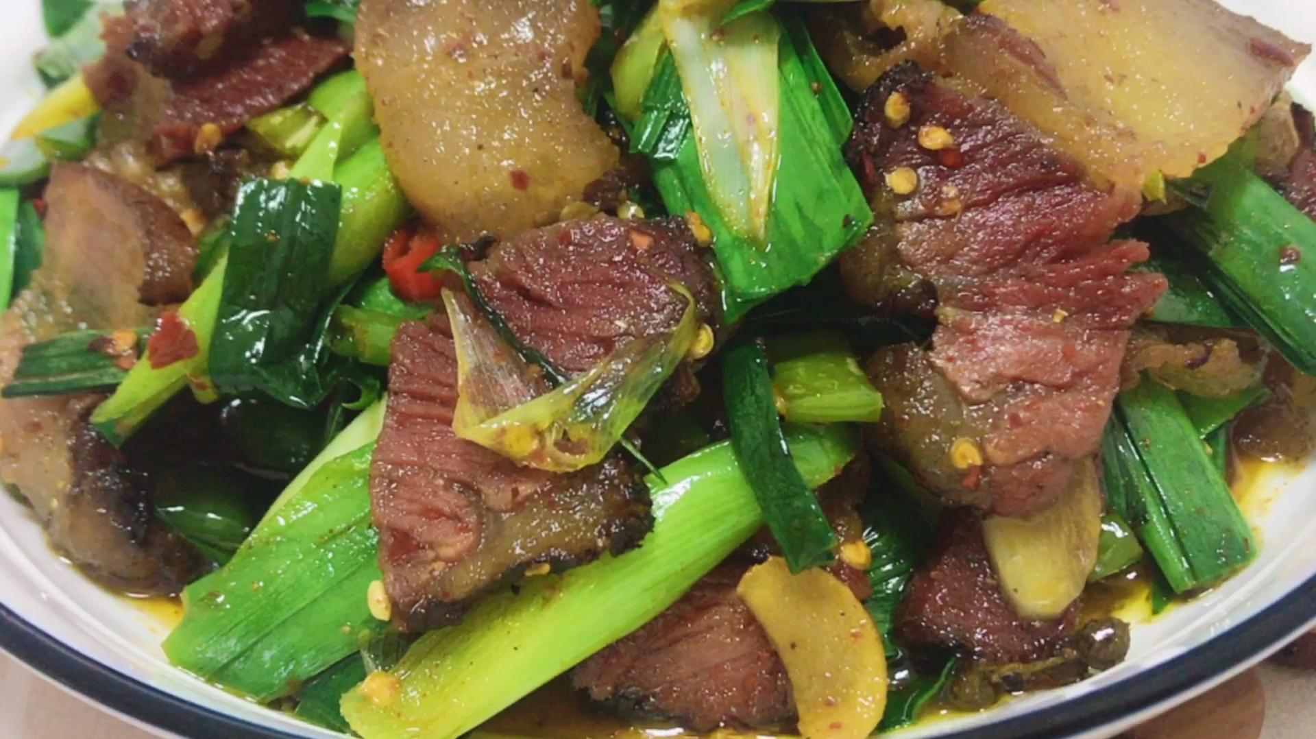 四川腊肉炒蒜苗的做法,色香味俱全,下饭特别棒,还是儿时的味道
