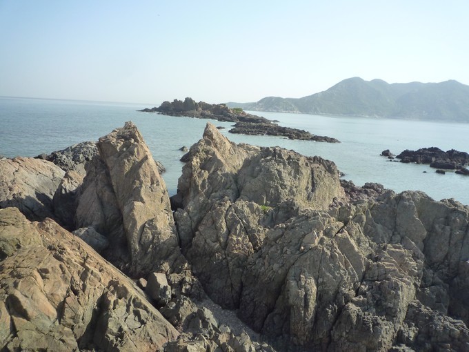 到舟山遊情人島:海岸侵蝕地貌,崖壁陡峻,洞穴深幽