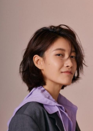 不温不火的啜妮这一次终于让人记住了她,也记住了她长什么样