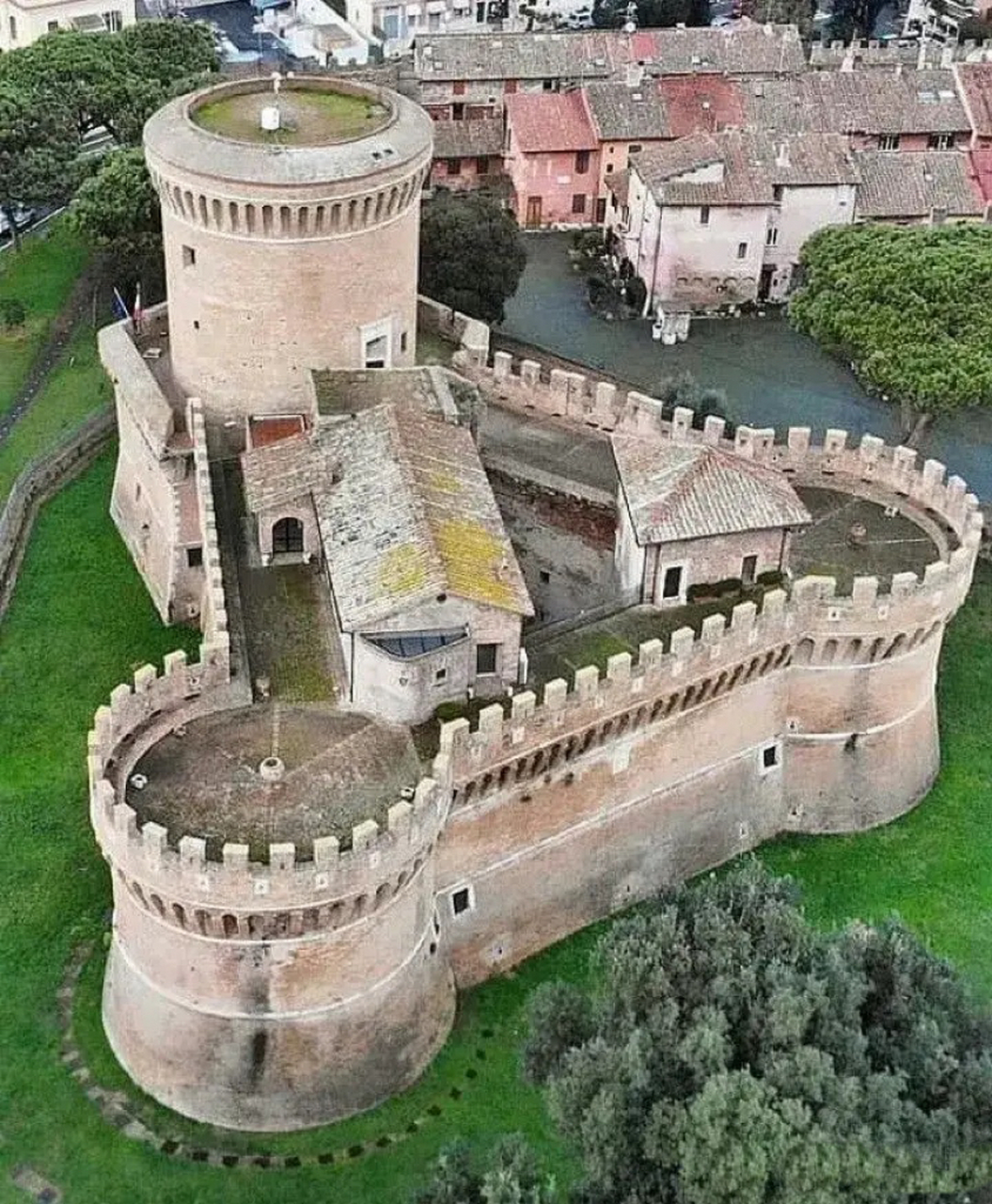 这种三角布局的城堡,你觉得用什么方式最容易攻克?