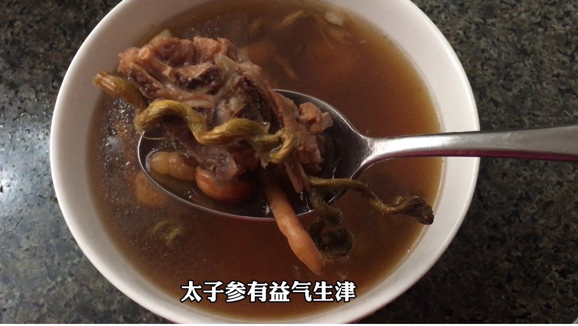 天气热辣辣,煲个广东老火汤,既消食导滞,又滋阴益胃,一举两得