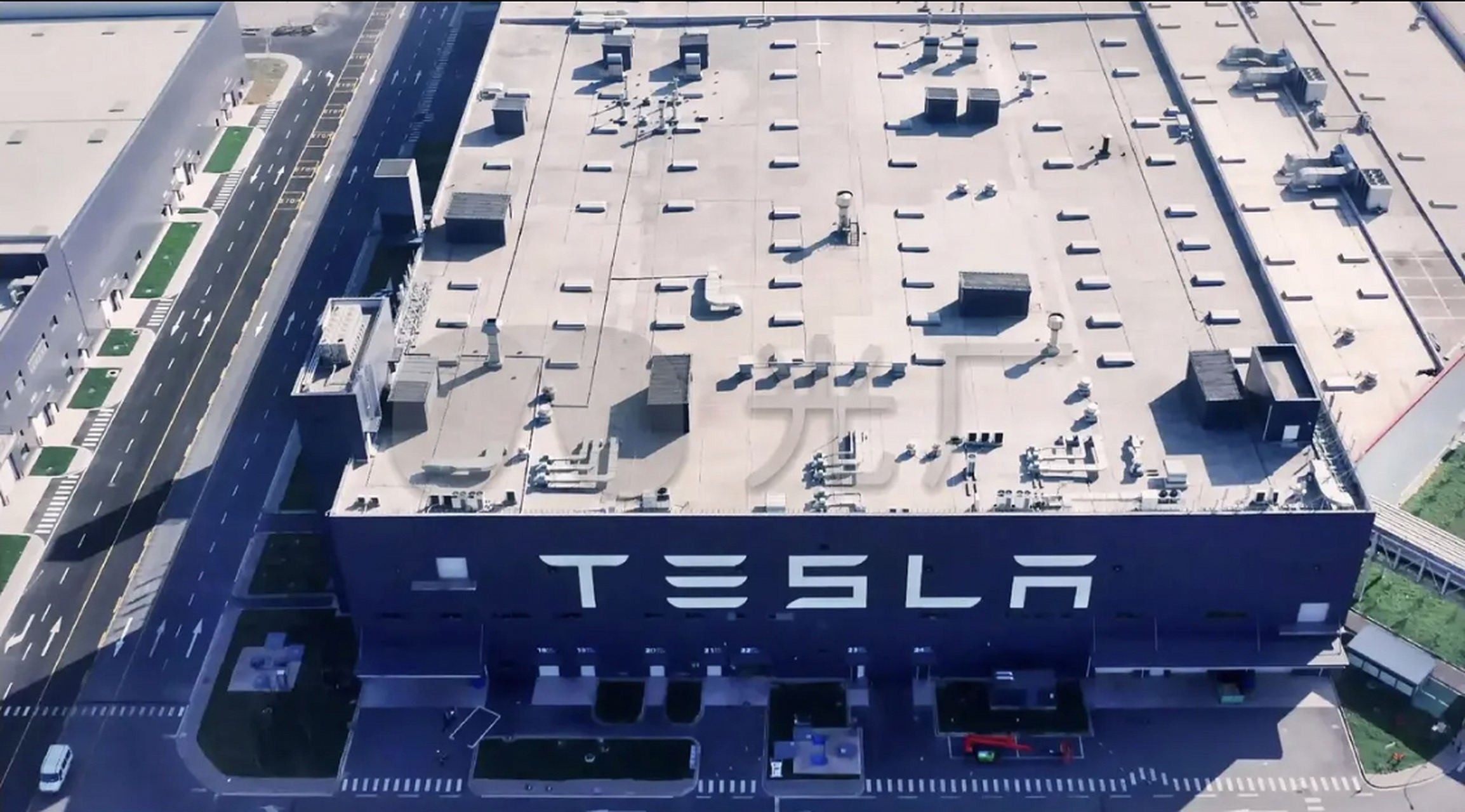 特斯拉储能超级工厂项目今日正式签约,依然在上海临港,据说产能40gwh
