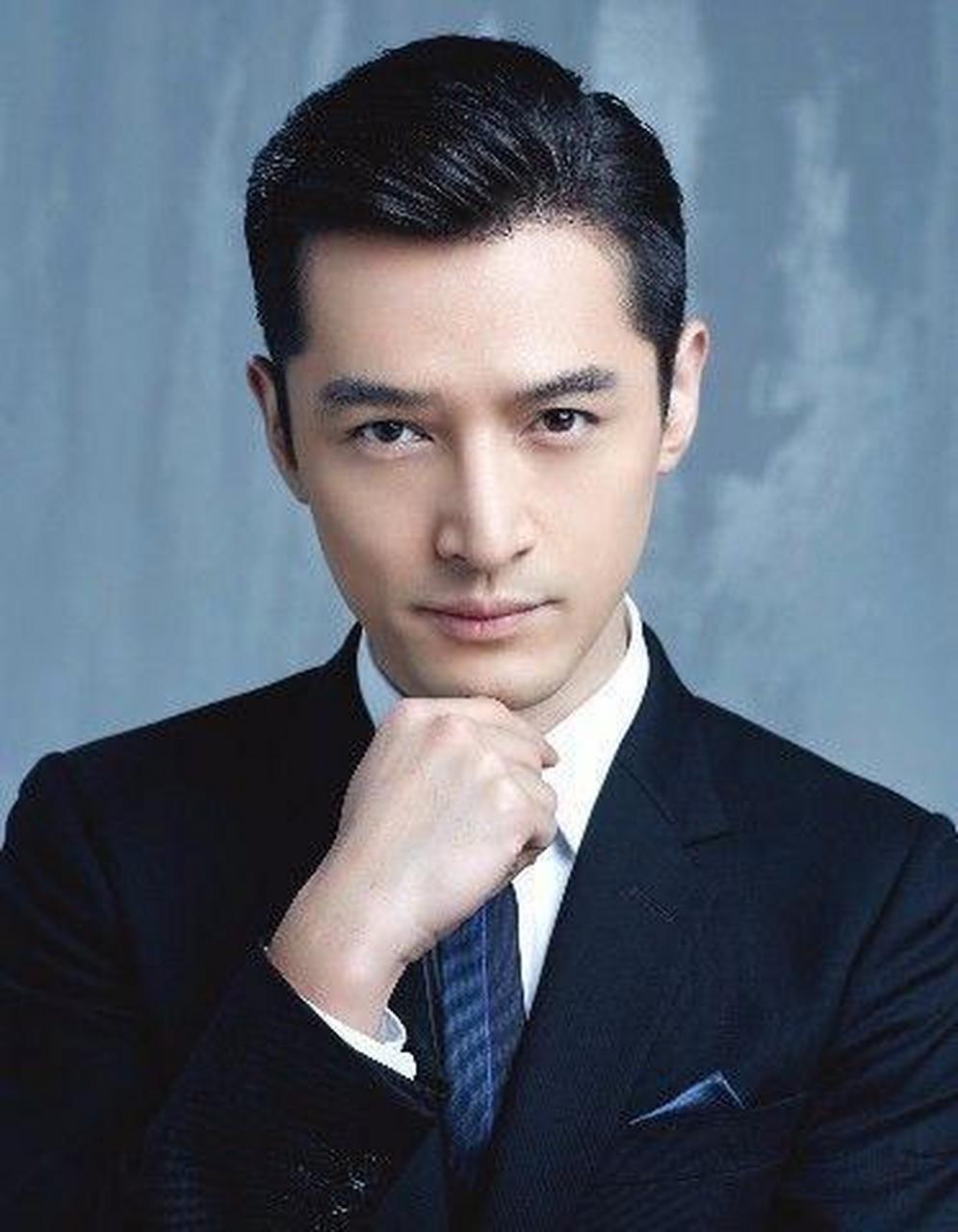 胡歌深夜突然发了一张自己满脸胡子拉碴的照片,看起来精神状态很不好