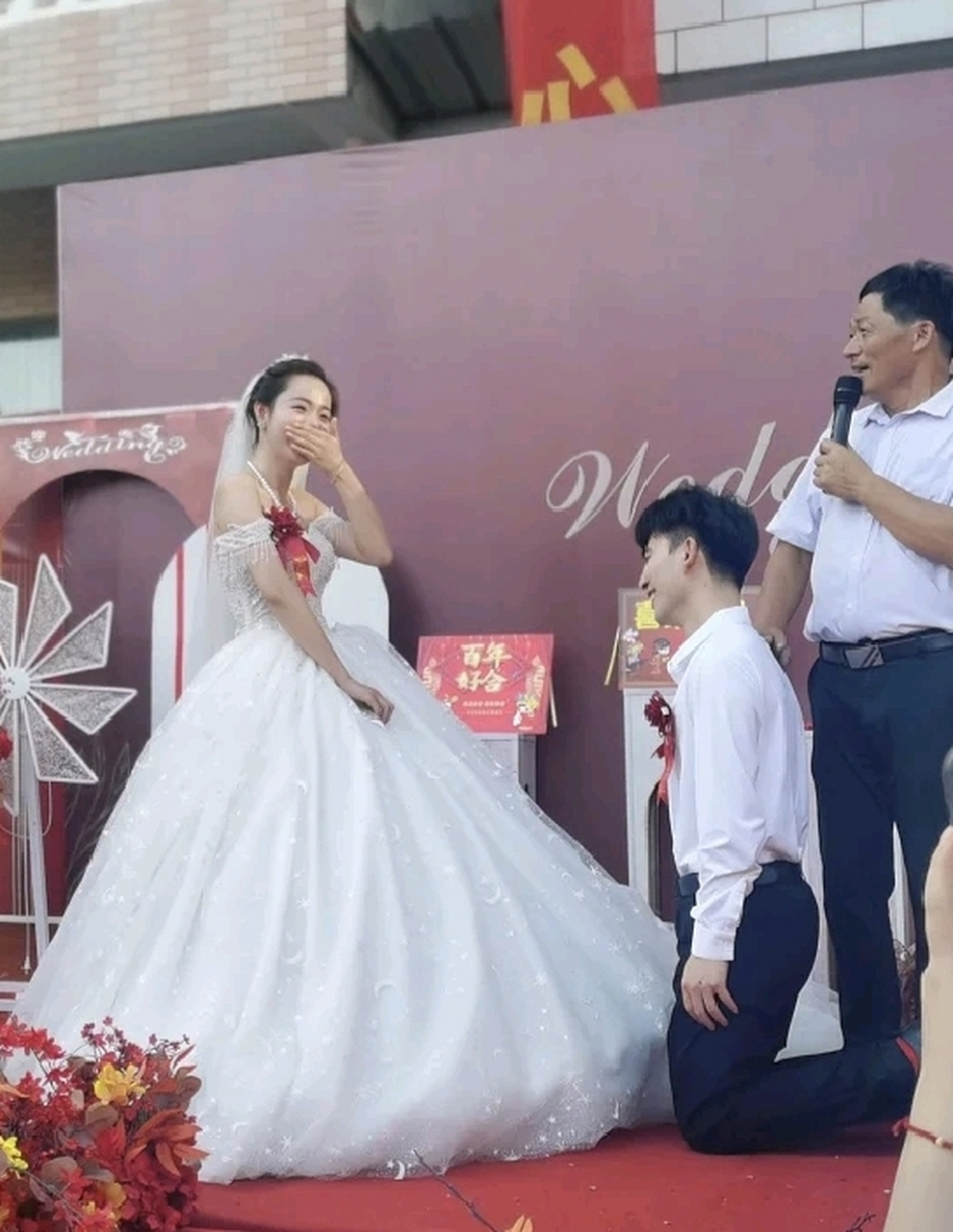 主持人让新郎单膝跪地求婚,跪左膝生女儿,跪右膝生儿子,新郎机智双膝