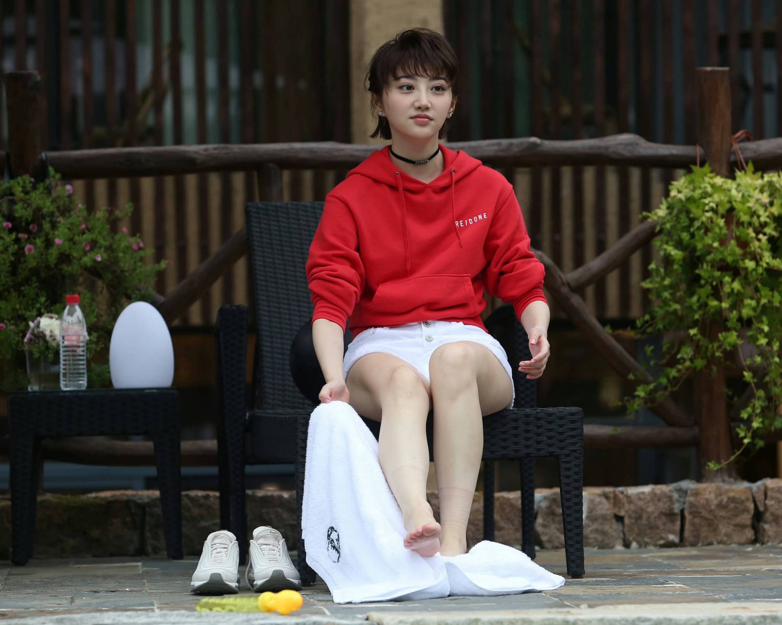 景甜的腿白的发光啊!我就问你,你觉得景甜甜不甜?#景甜