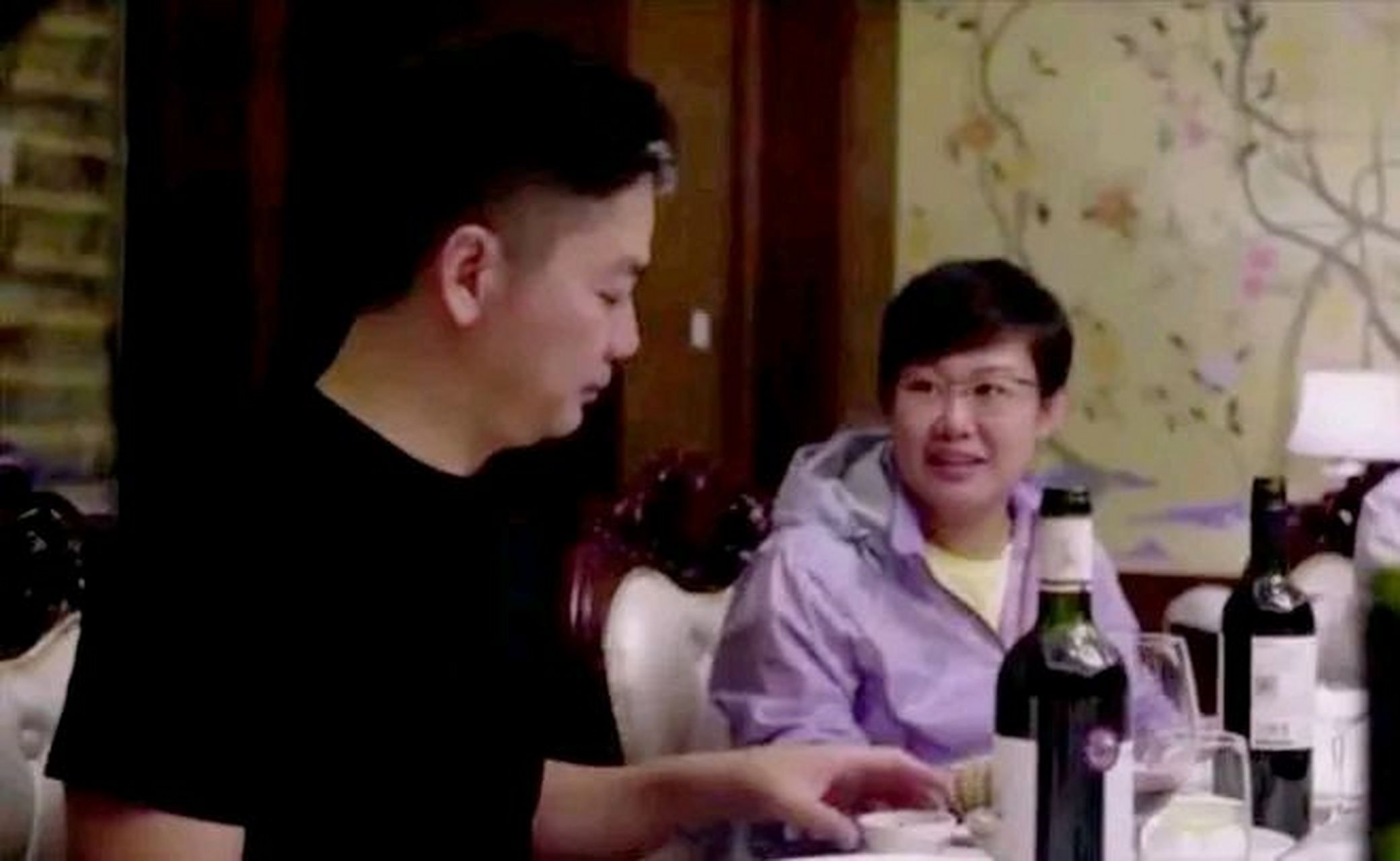 一次京东高管聚餐,副总裁杜爽突然对刘强东说:"老板,我怀孕了!