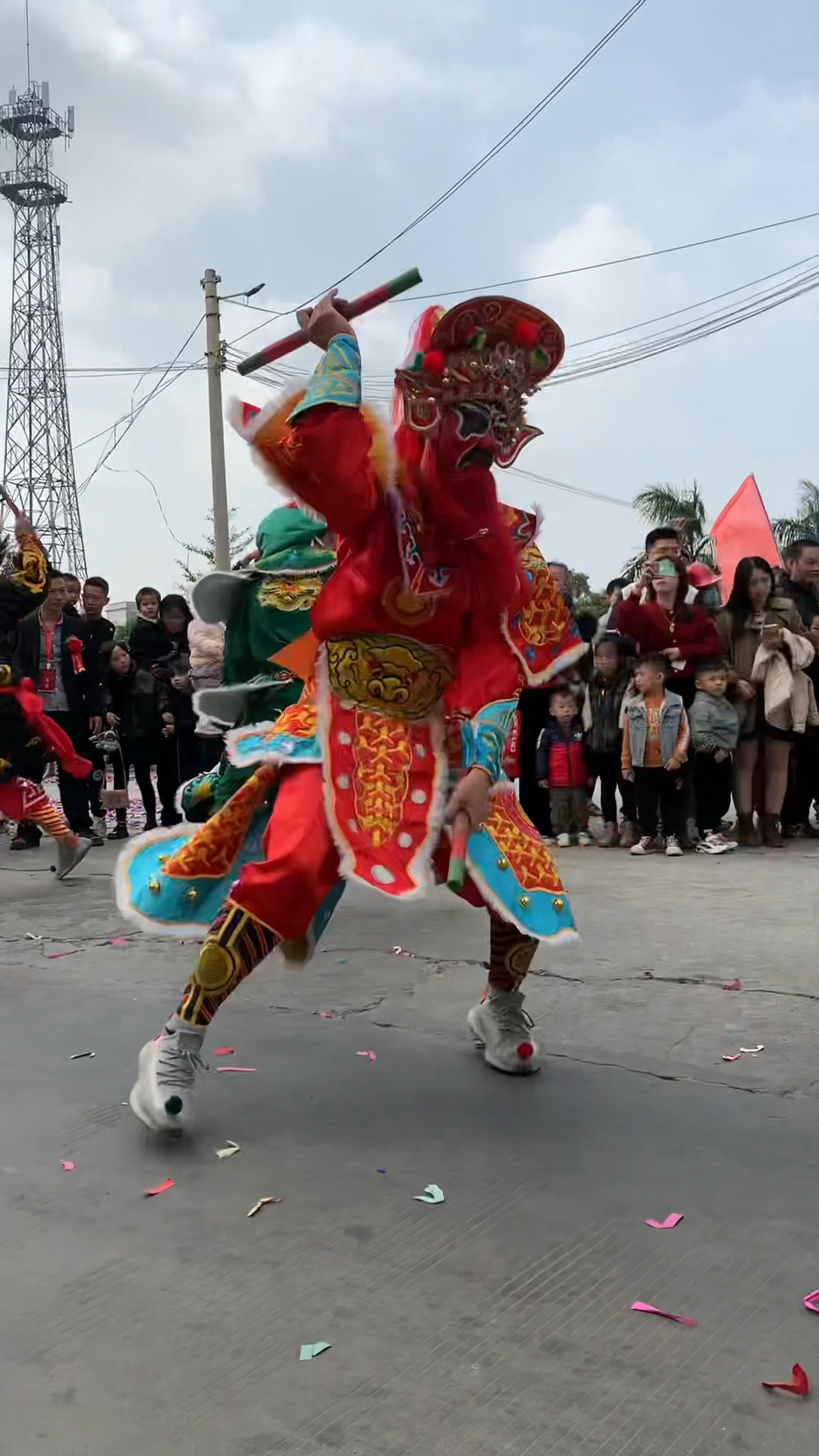 潮汕英歌舞街头闪现众人围观