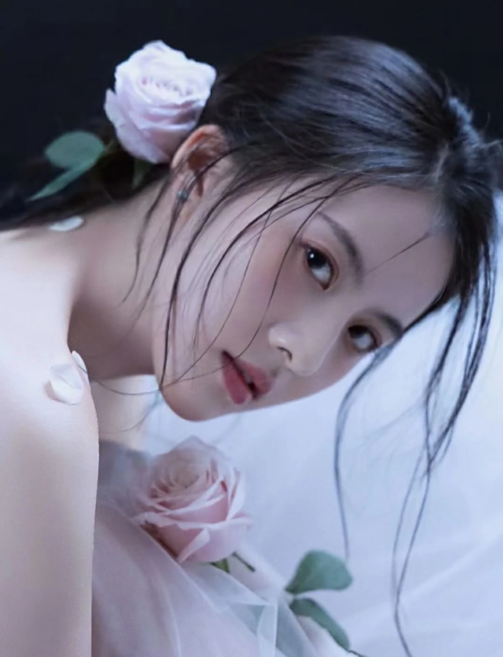 张熙乔这个眼神好有杀伤力,透澈的美,真怕你看穿了我.