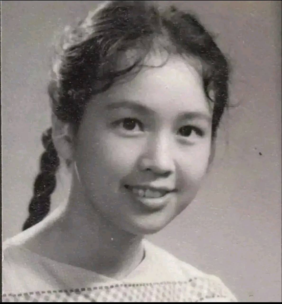 1981年,蒋雯丽读高中时,留下的一张老照片,小时候的她一头卷发,而且还