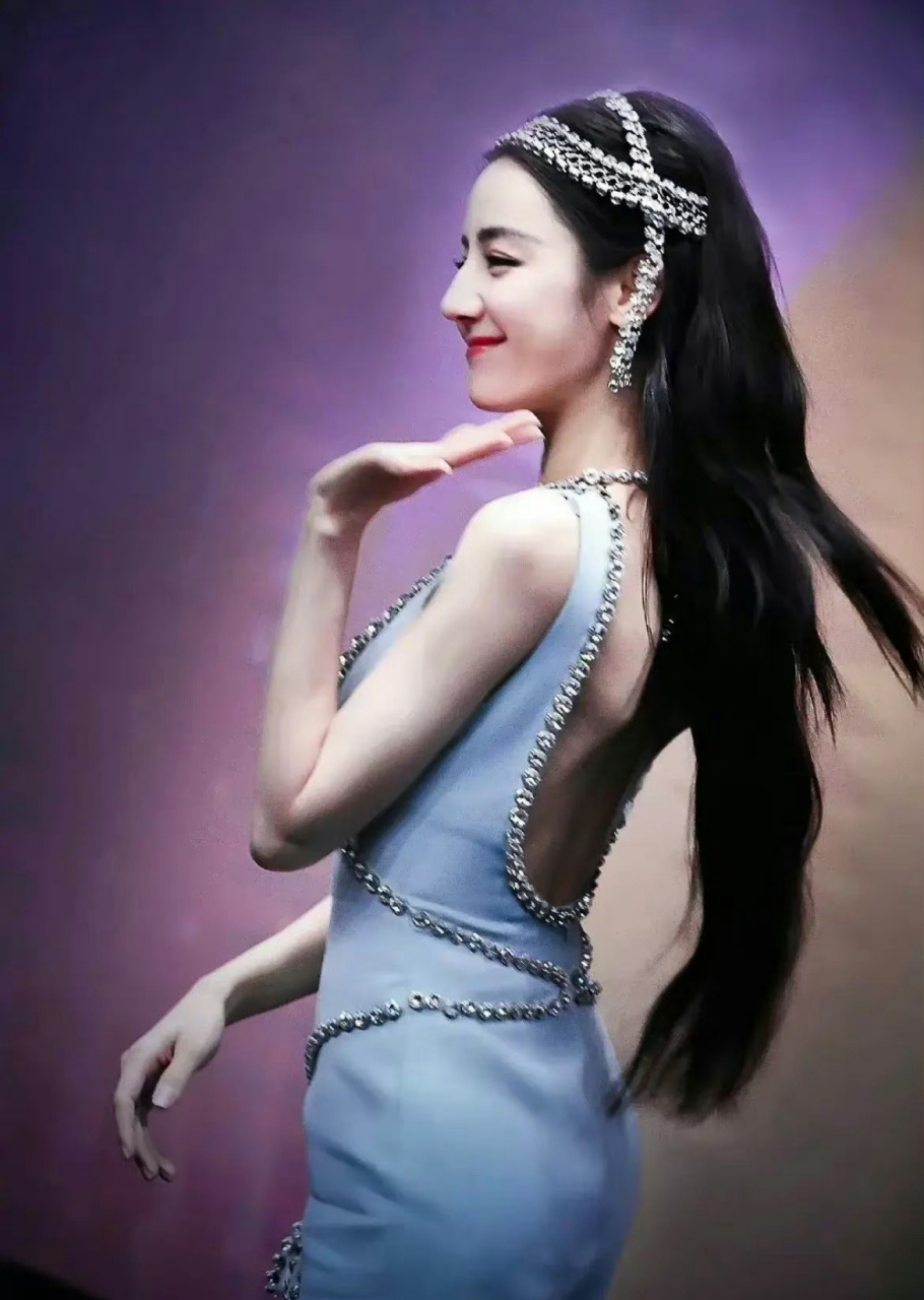 迪丽热巴裙子钻掉了# 钻掉了不能摸一下啊?