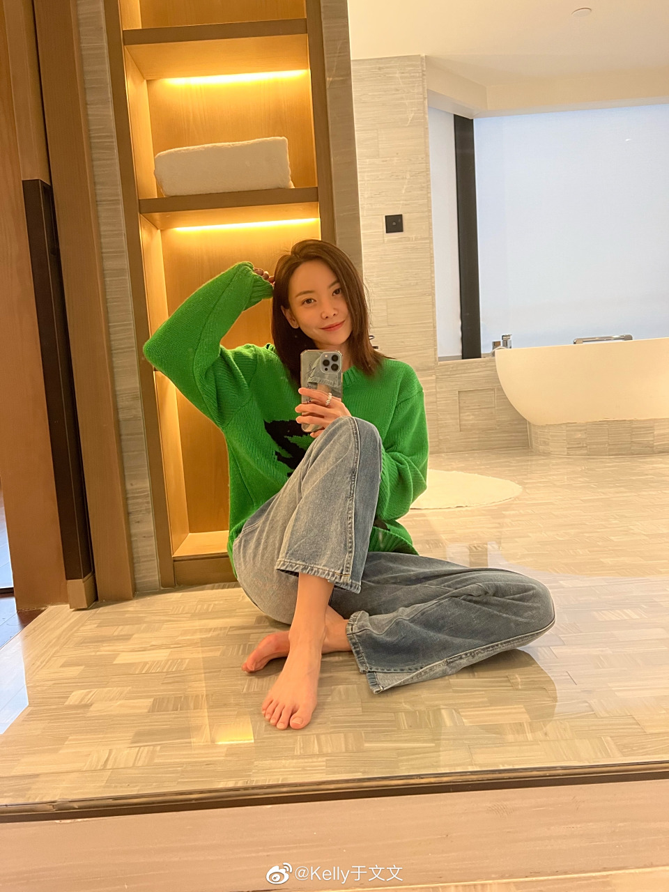 歌手于文文居家光脚自拍照