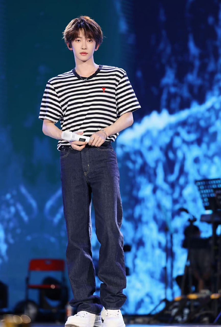 刘宇登台献唱文艺范十足,黑白条纹t恤加牛仔裤干净利落很有气质