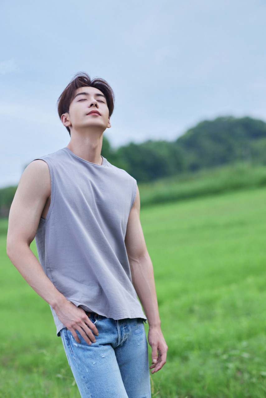 陈星旭清新草地写真