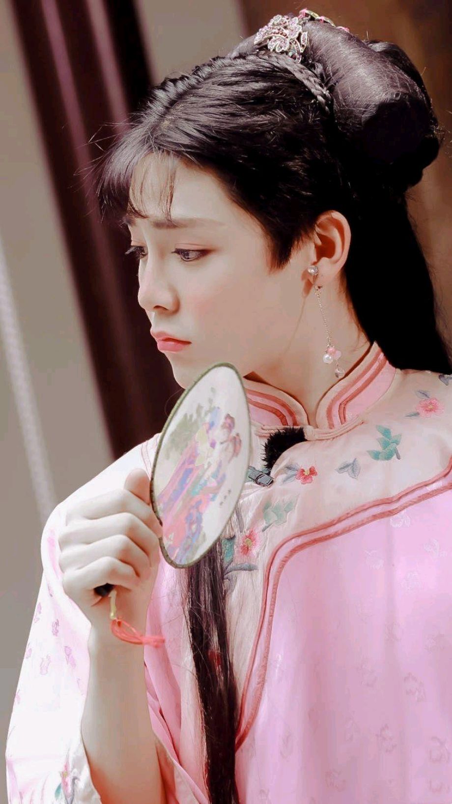 侯明昊vs黄明昊分不清,女装扮相侯明昊一笑倾城,黄明昊调皮可爱