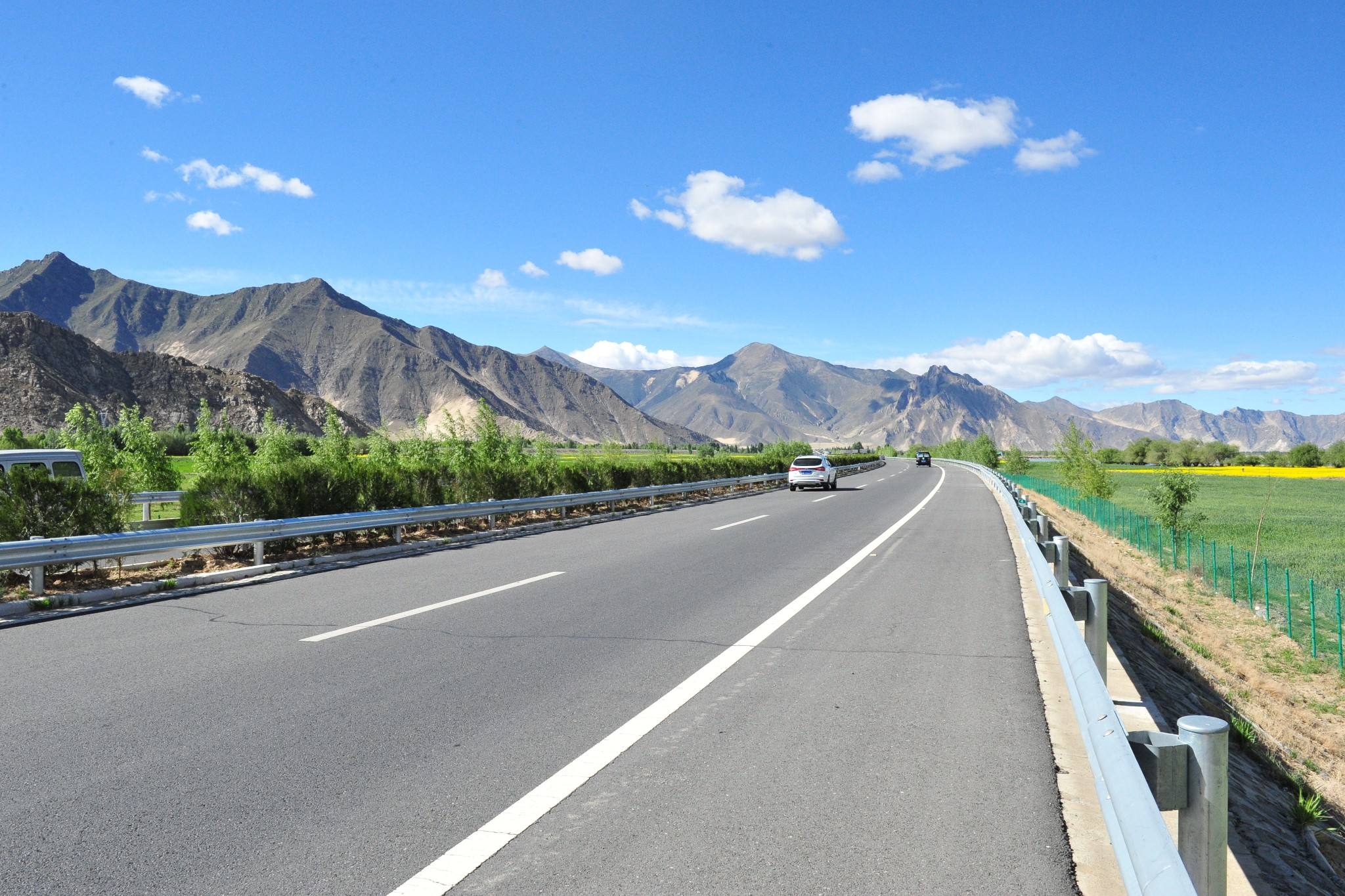 印度博主拍摄中国湛江高速公路,印度网友:再过5年印度就可以拥有
