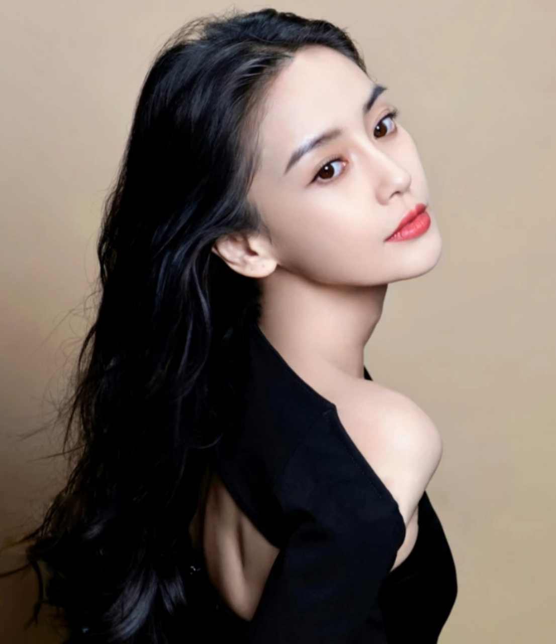 杨颖angelababy资源没有降级,新任品牌全球代言人风采依旧,工作室晒