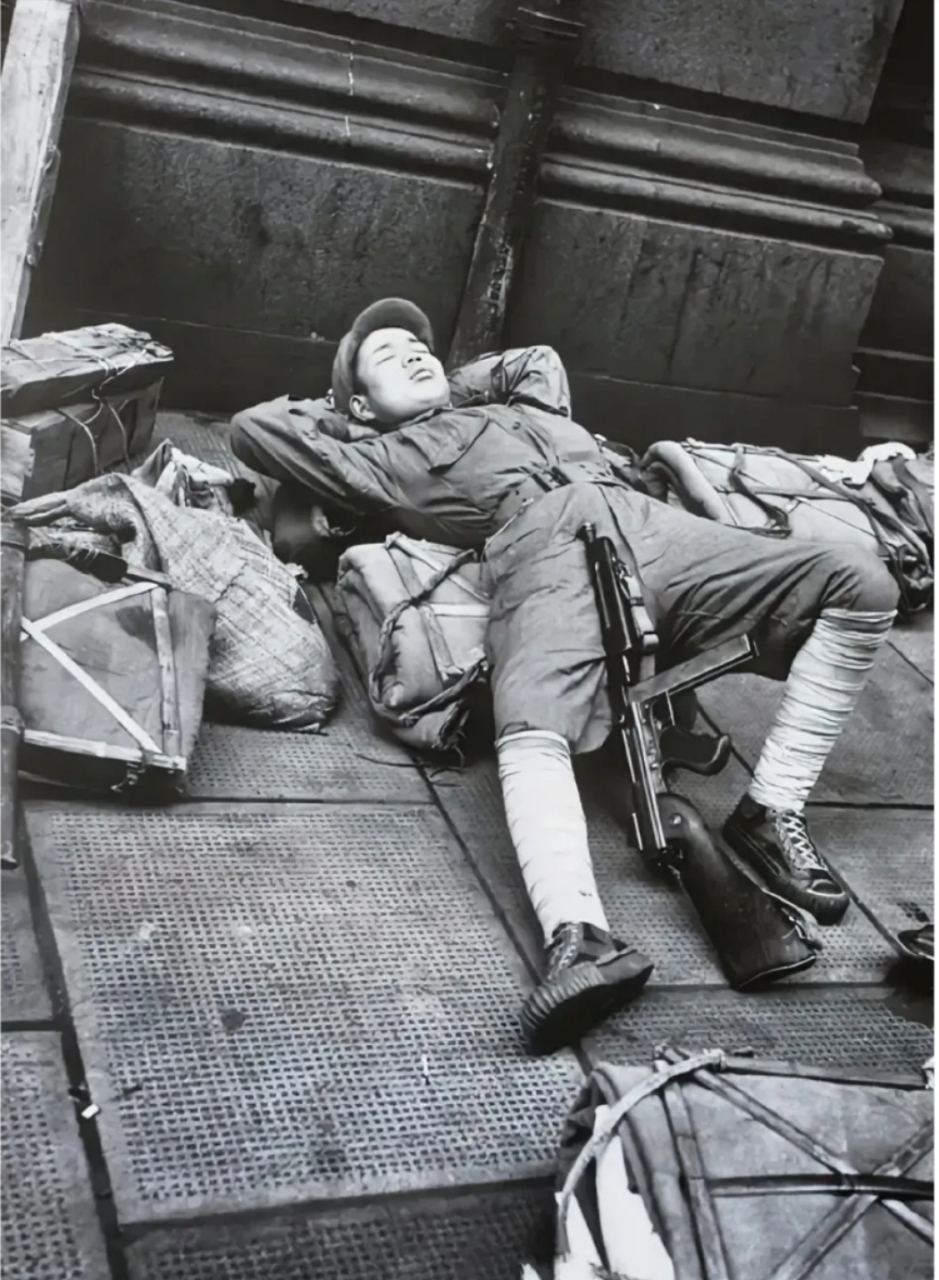 1949年,上海码头,撤退到码头的国民党士兵,拿着崭新的汤姆逊冲锋枪躺