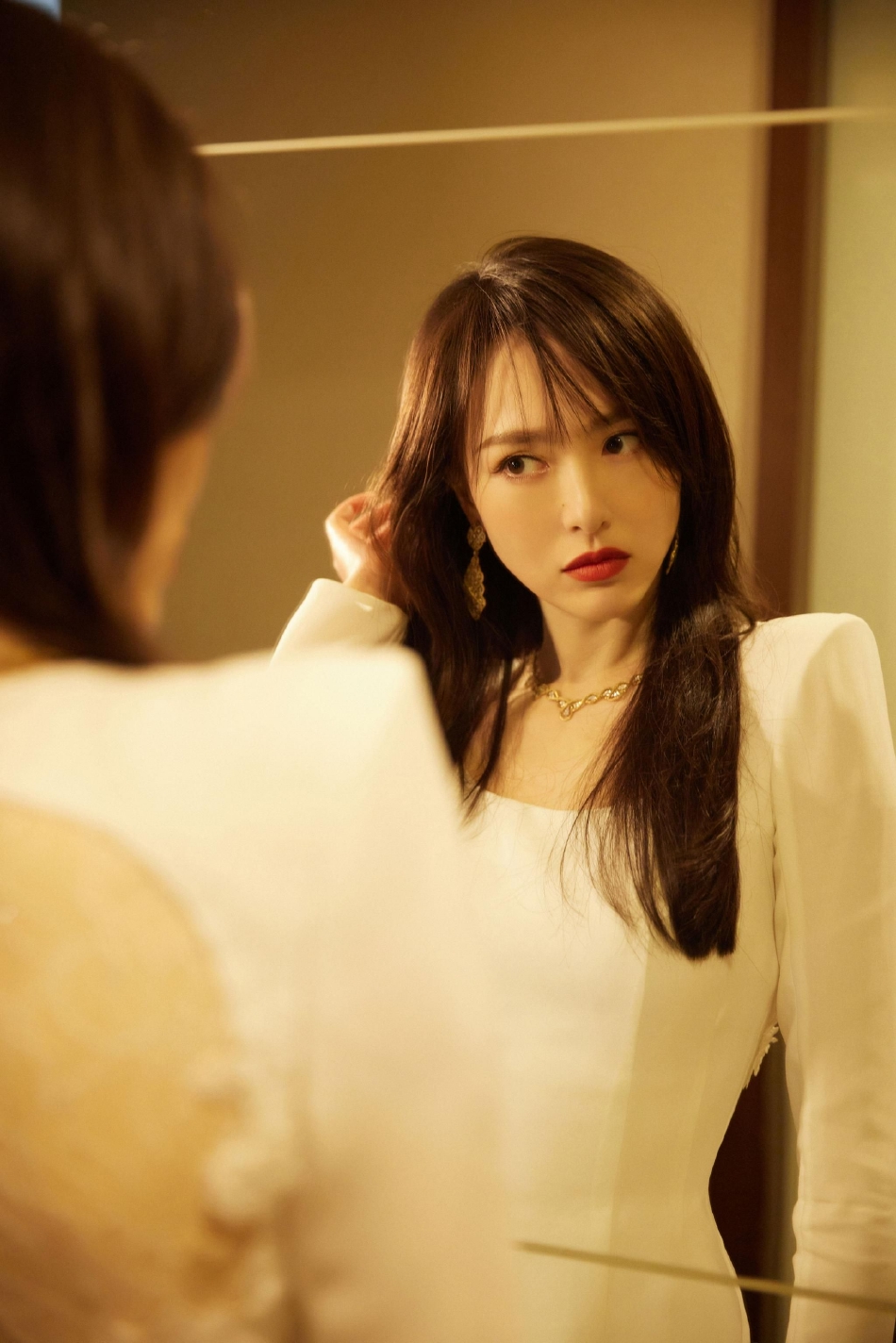 组图：唐嫣镜像写真优雅大气 着包臀连衣裙长发拂面红唇吸睛第3张图片