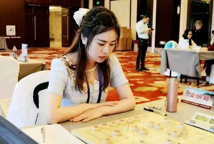 美女下象棋图片图片