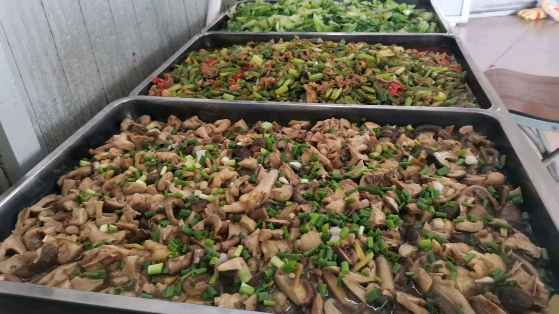 食堂大锅菜,香菇蒸滑鸡嫩滑鲜香,小炒肉香辣下饭,蚝油生菜,香