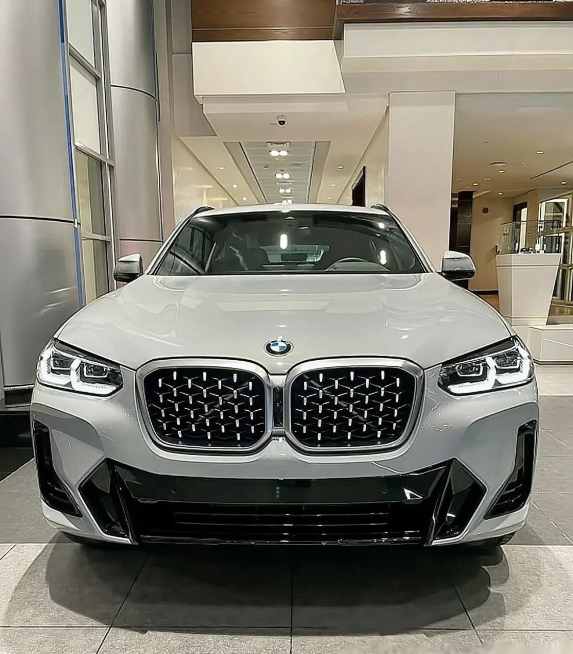 全新2023款宝马x4来了,宝马x4前脸还是一样尊显高贵的象征,内饰豪华