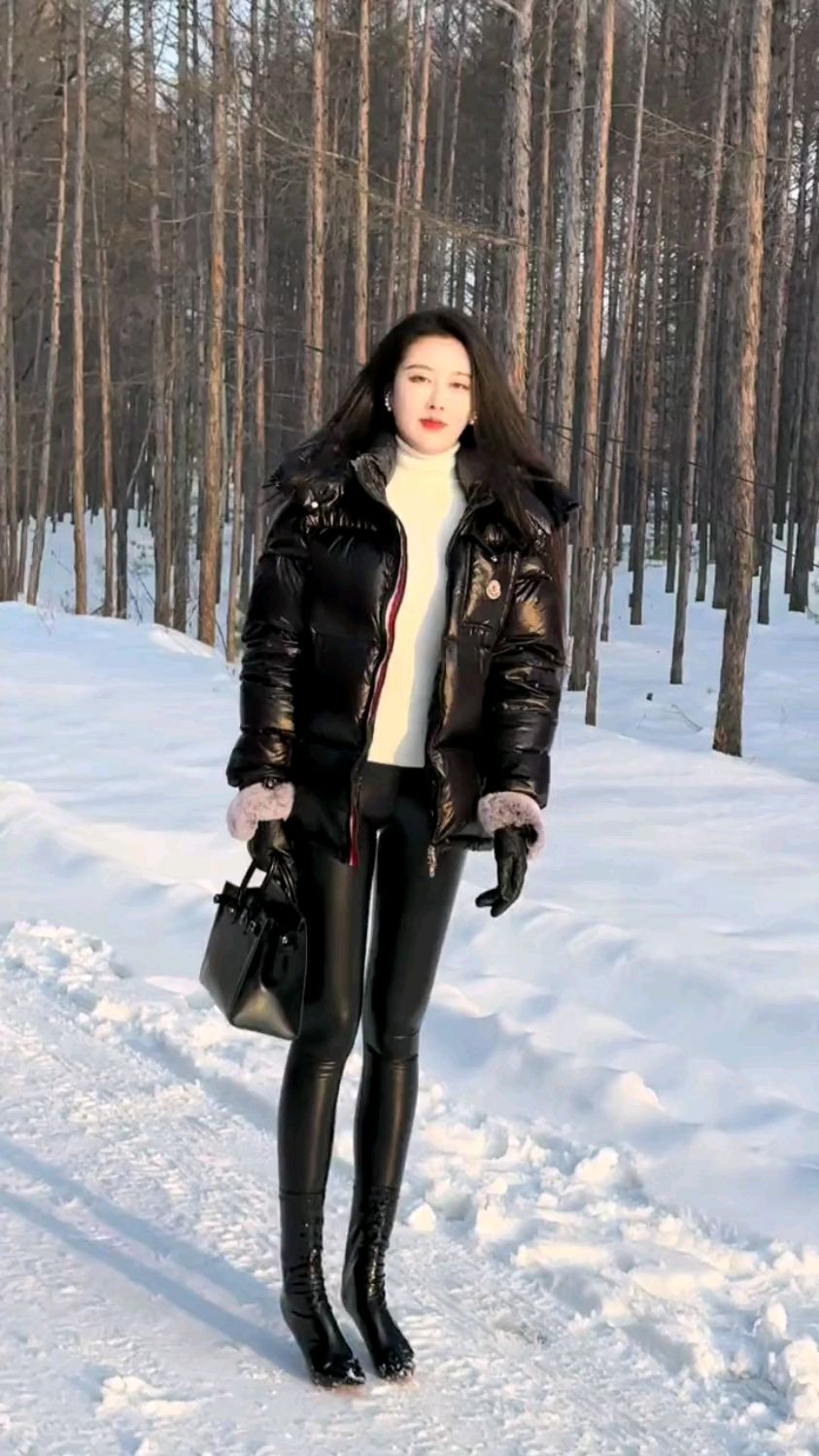 气质美女下雪天穿这样,也不怕冷