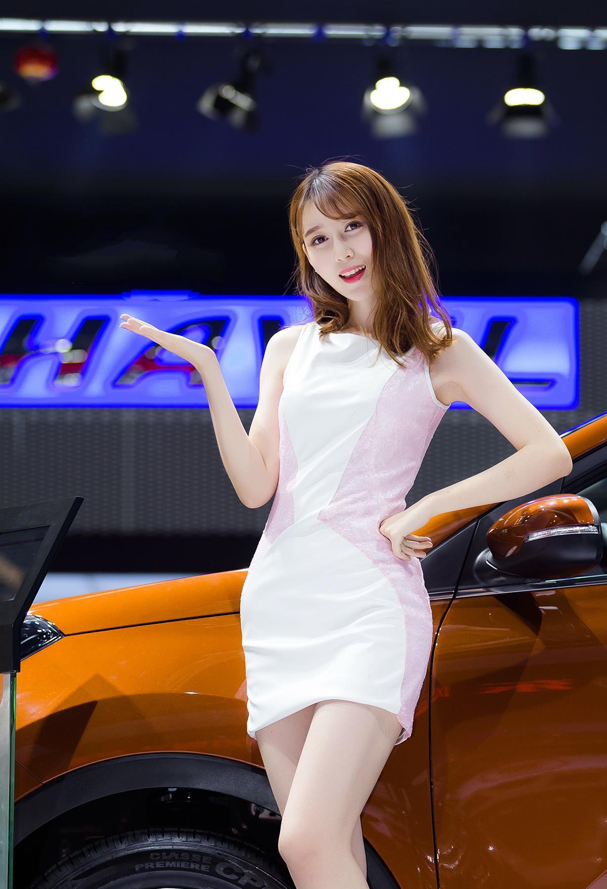 漂亮的车模小姐姐