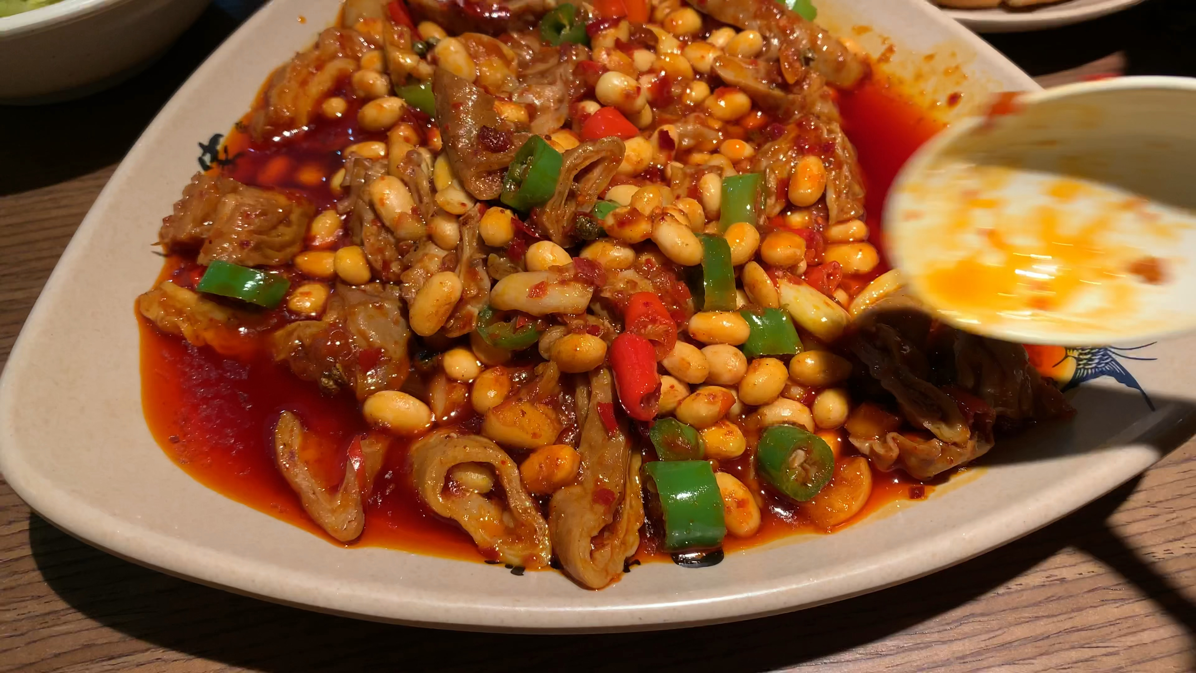 火爆上海的川菜馆,招牌是跷脚牛肉,俩人消费126元