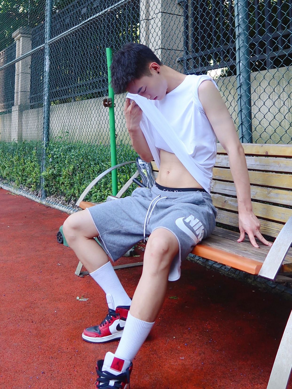 这枚又纯又欲的白袜鲜肉少年有点帅